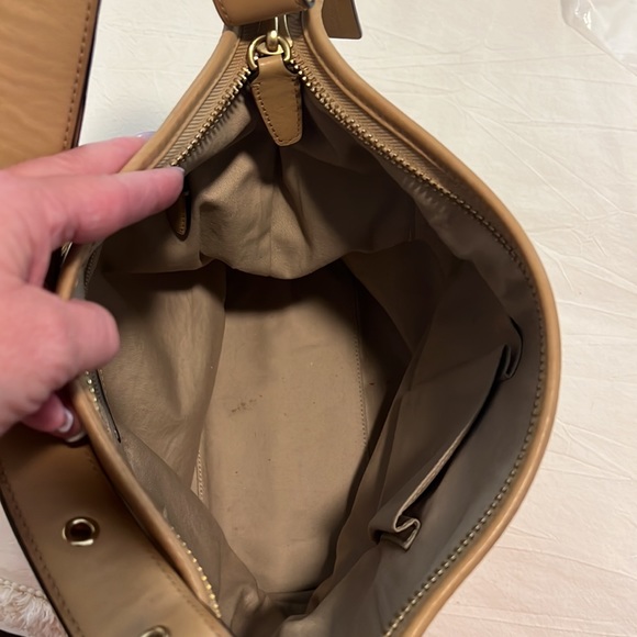 Gorgeous Coach Leather Hobo bag in a camel color. Zip closure, side zip pocket. - Picture 8 of 13